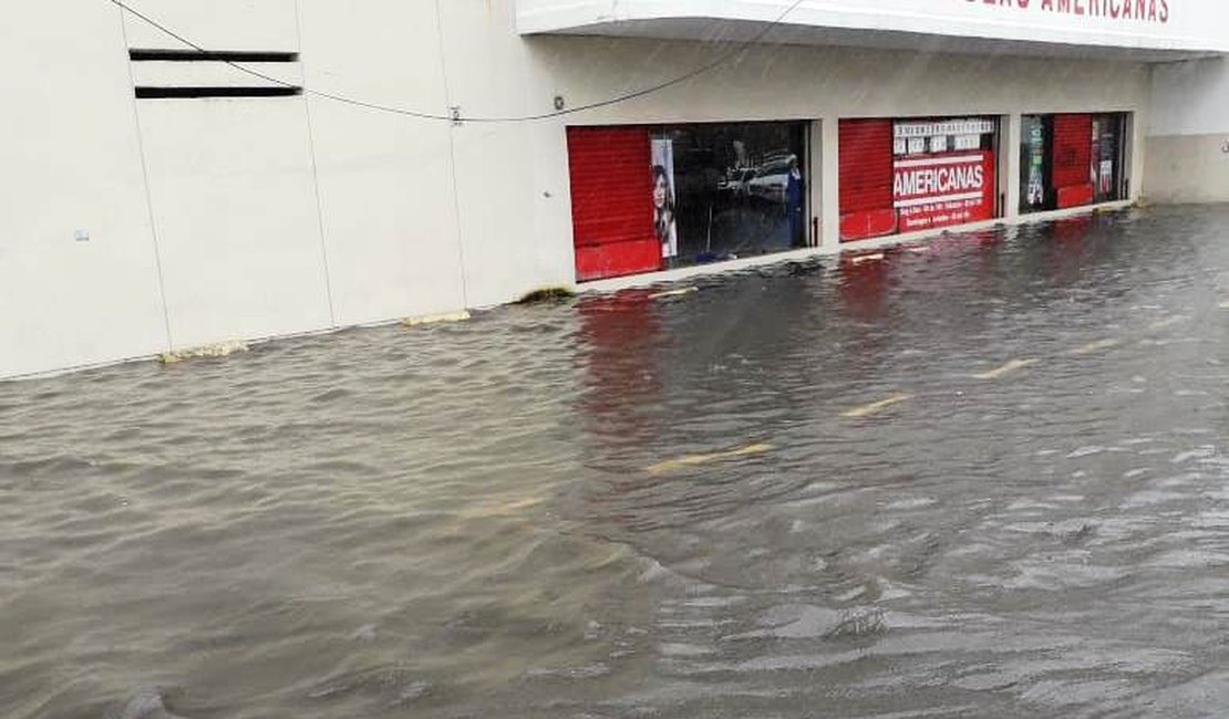 Vídeos: Chuva intensa alaga ruas e causa transtornos em Maceió