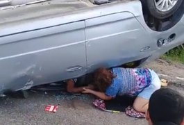 Três mulheres ficam feridas após carro capotar na rodovia Divaldo Suruagy