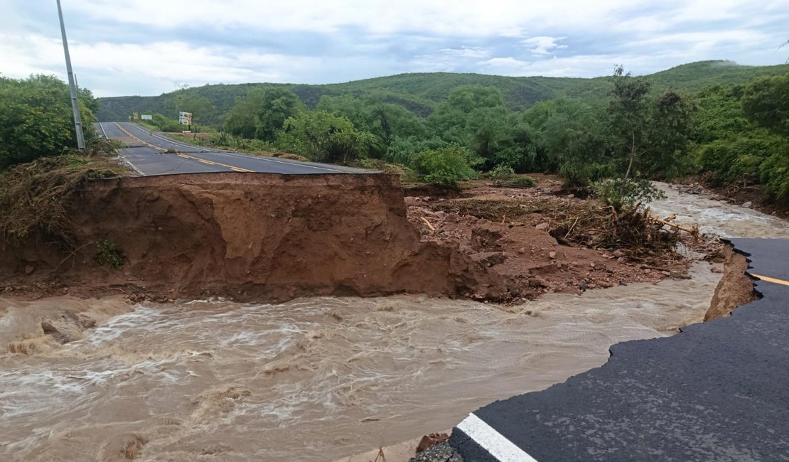 Chuva no Sertão: Governo de Alagoas mobiliza forças de emergência após colapso na AL-225