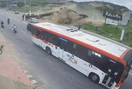 Vídeo mostra momento exato em que carreta tomba e ﻿deixa dois mortos, na Rota do Mar em Maceió