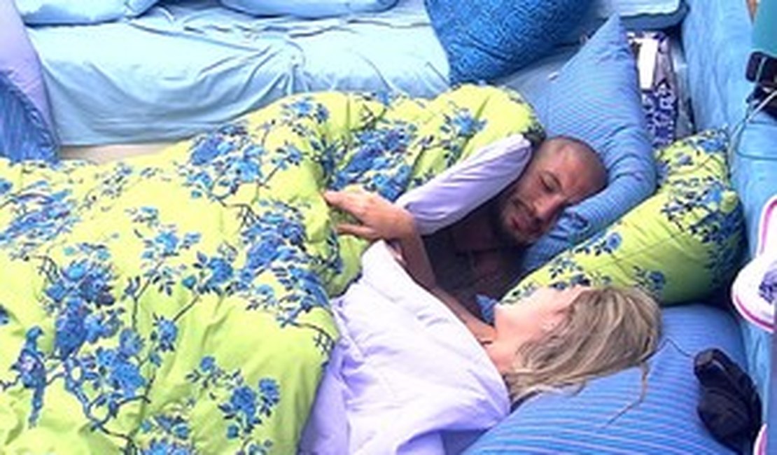 BBB15: Aline oferece striptease na cama a Fernando