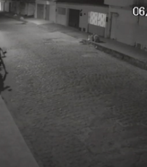 Vítima de tentativa de assalto não se intimida e dá empurrão em criminoso, no bairro Capiatã