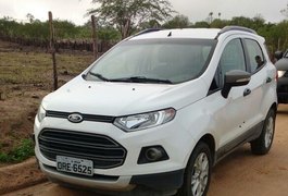 Criminosos roubam dois veículos e fazem refém; um automóvel foi recuperado