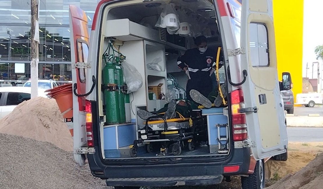 VÍDEO: Trabalhadores caem de andaime durante serviço em galpão e ficam feridos em Arapiraca