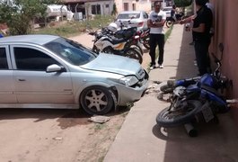 Carro e moto se envolvem em acidente no bairro Bom Sucesso em Arapiraca