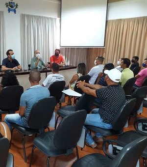 Prefeito de Penedo divulga investimentos durante reunião com representantes de associações de bairros