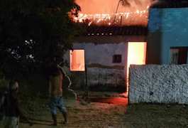 Homem ameaça e agride esposa, provoca incêndio na residência do casal e é preso em Penedo
