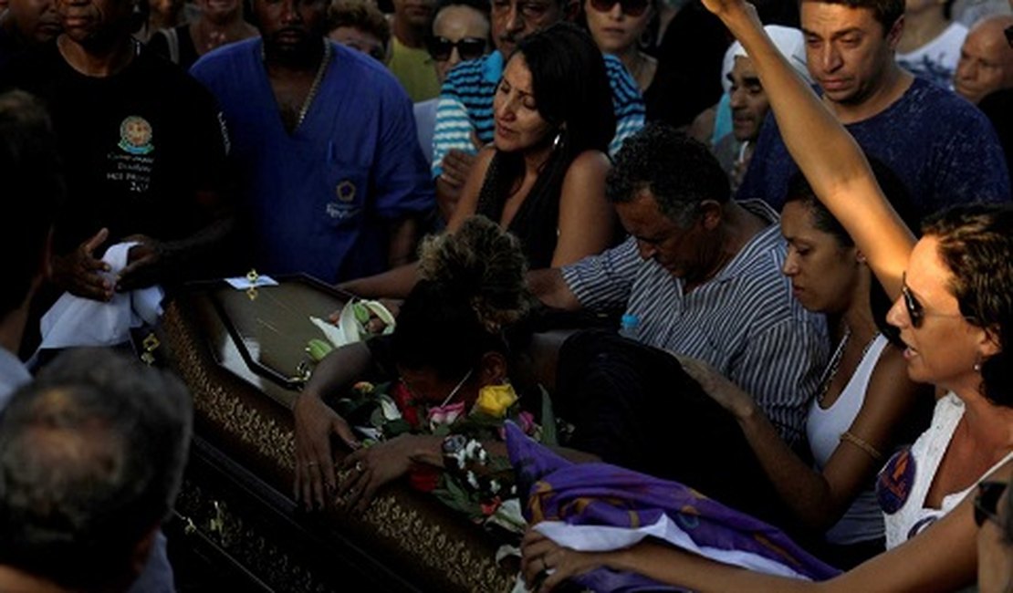 Marielle Franco é sepultada sob aplausos e gritos de protesto no Rio