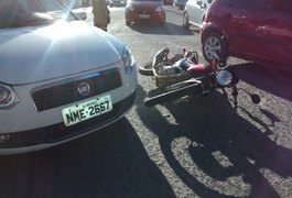Colisão envolvendo carro e moto deixa motociclista ferido na Praça Lions, em Arapiraca