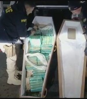 VÍDEO. Homem é preso pela PRF transportando 50 kg de crack dentro de caixão