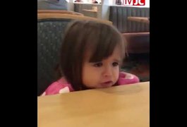 Vídeo: Garota cearense de dois anos pede cuscuz em restaurante na Disney