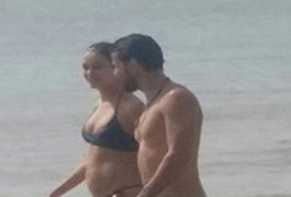 Sophie Charlotte exibe barriguinha de grávida em praia do Pará
