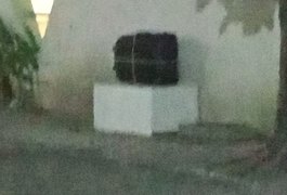 Mala abandonada em porta do Hospital mobiliza esquadrão antibomba em Maceió