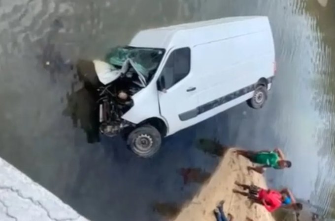 Após ser fechado, condutor perde o controle da direção de van e despenca de ponte, em Maceió