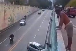 Carro é abandonado após grave colisão com o viaduto do bairro Jacintinho, em Maceió