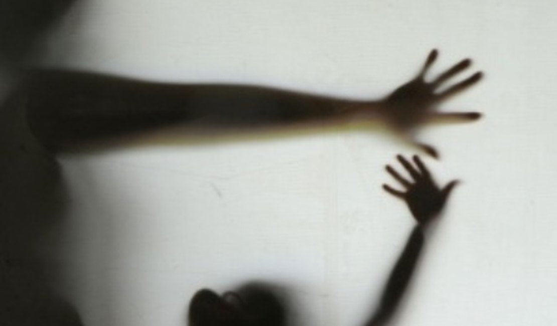 Adolescente denuncia padrasto por estupro e diz que era abusada desde os sete anos em Maceió