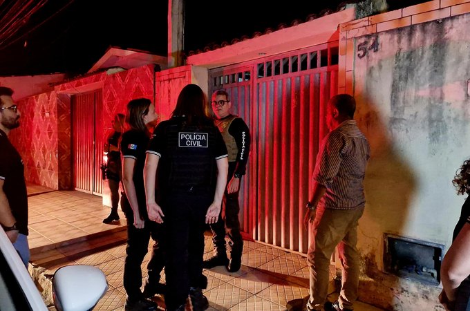 Polícia Civil resgata criança e adolescentes que estavam se alimentando apenas de bolachas em Maceió; pai foi preso em flagrante