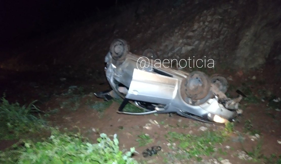 Carro cai em ribanceira após motorista perder controle da direção, na AL 115, entre Igaci e Arapiraca