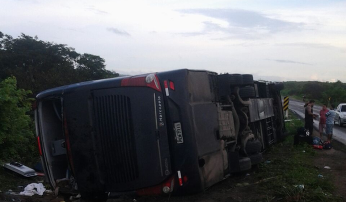 Ônibus com banda de forró 'Garota Safada' tomba no interior do Ceará