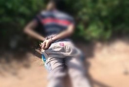 Polícia identifica corpo de jovem encontrado com mãos algemadas no povoado São Lourenço, em Arapiraca