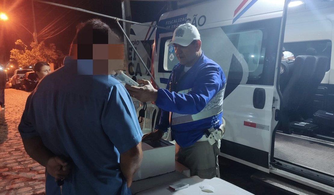 Polícia prende condutor embriagado e jovem com drogas na festa de emancipação política de Quebrangulo