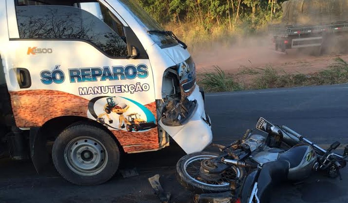 Acidente entre moto e carro deixa duas pessoas feridas na BR 101