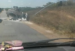 Motorista perde controle e capota caminhonete carregada de gesso, em Arapiraca
