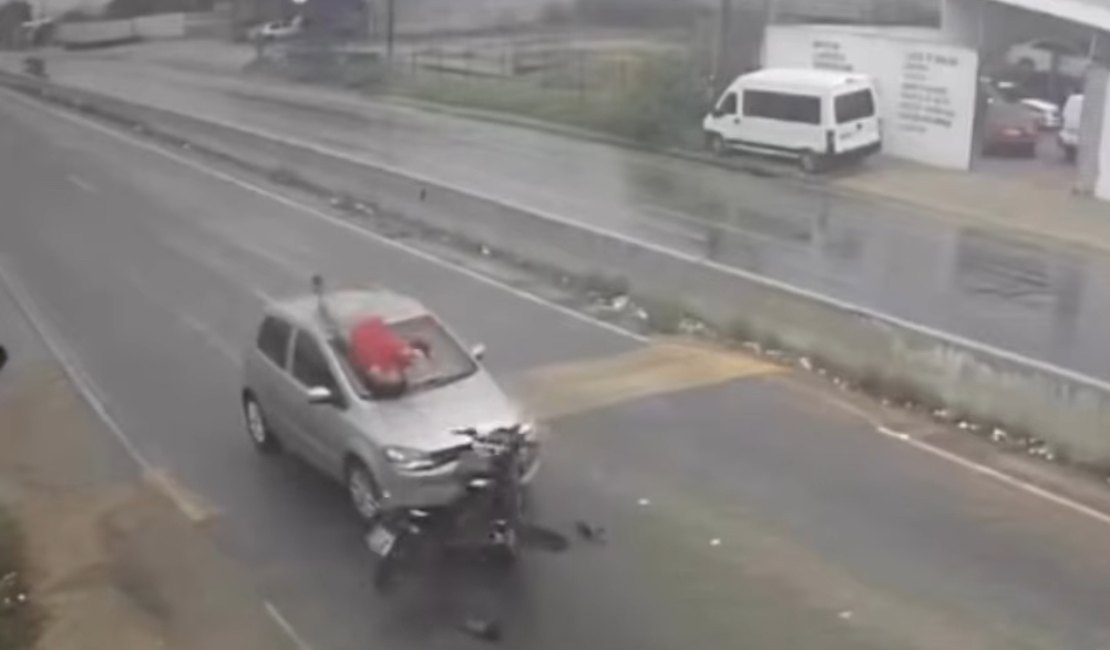 Vídeo. Motociclista na contramão colide em carro e é arremessado na AL-220