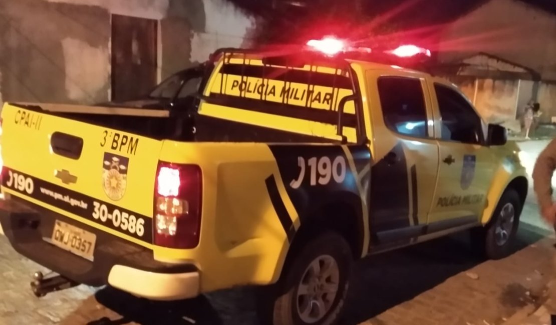 Criminosos se passam por clientes e tentam enforcar taxista durante corrida, em Maceió