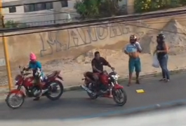 |VÍDEO|Assaltantes param trânsito e roubam motocicleta em Maceió