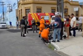 Motociclista por aplicativo colide em viatura da PM e fica ferido em Maceió