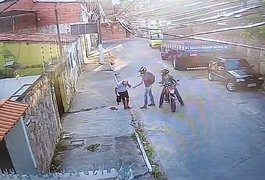 Câmera mostra padeiro sendo atingido por tiro de raspão na cabeça em assalto em Maceió