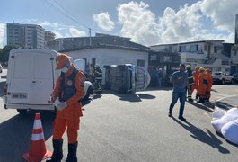 Carro tomba após colisão envolvendo dois veículos em Maceió