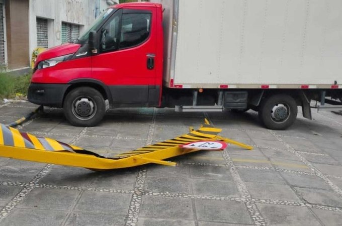 Motorista desobedece sinalização e destrói pórtico na avenida Governador Afrânio Lages