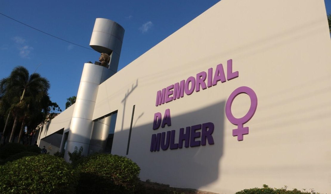 Homem em situação de rua exige dinheiro de forma truculenta e xinga pedestre em frente ao Memorial da Mulher