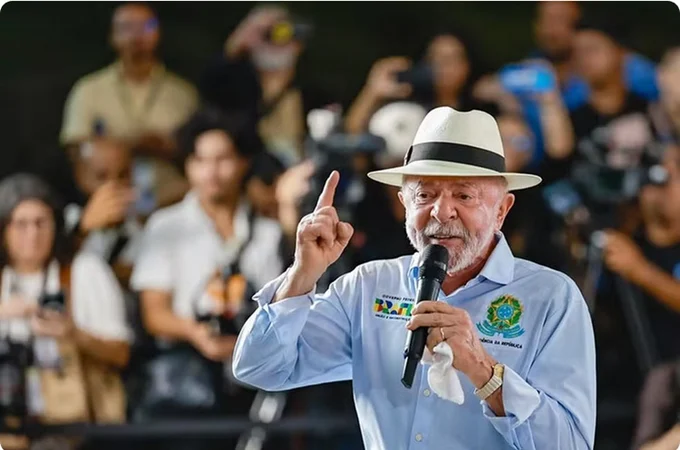 Lula diz que esquerda terá de usar verde e amarelo na Copa ‘para não deixar cores do Brasil serem tomadas’