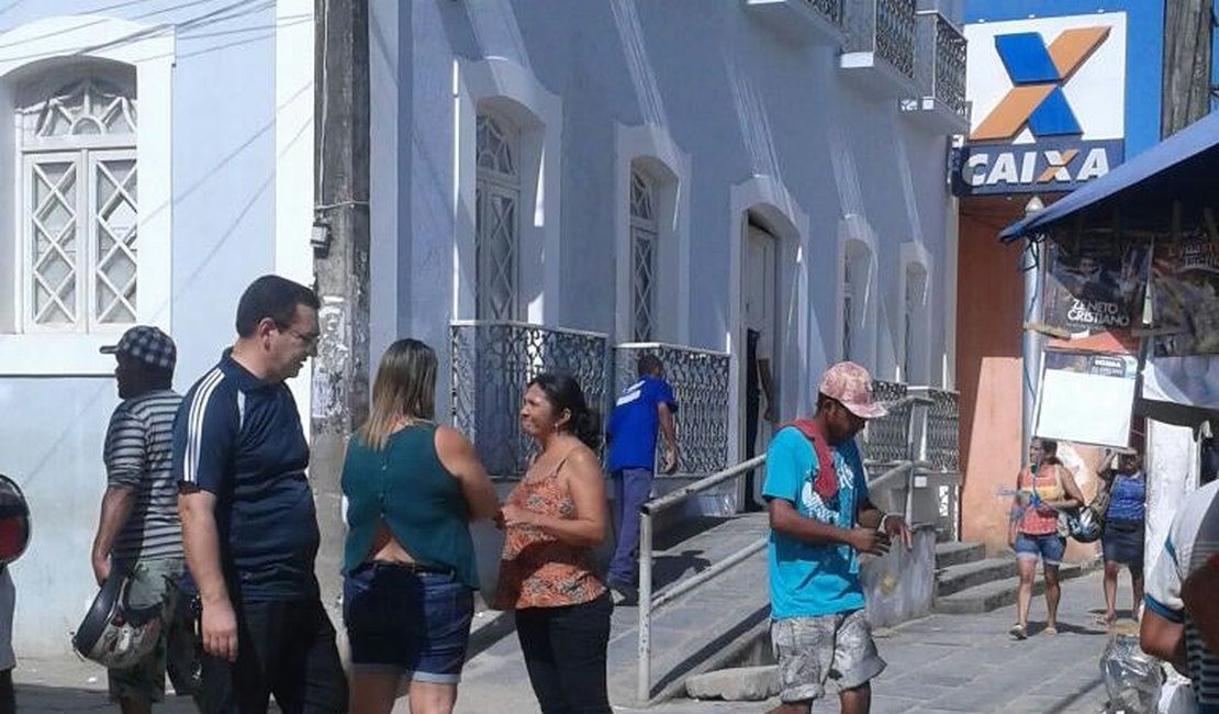 Idoso sofre mal súbito e morre no interior de agência bancária em Penedo