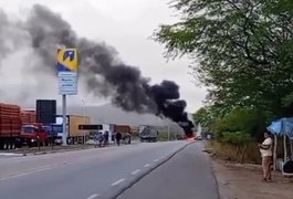 Indígenas realizam protesto e interditam trecho da BR-101, em Joaquim Gomes