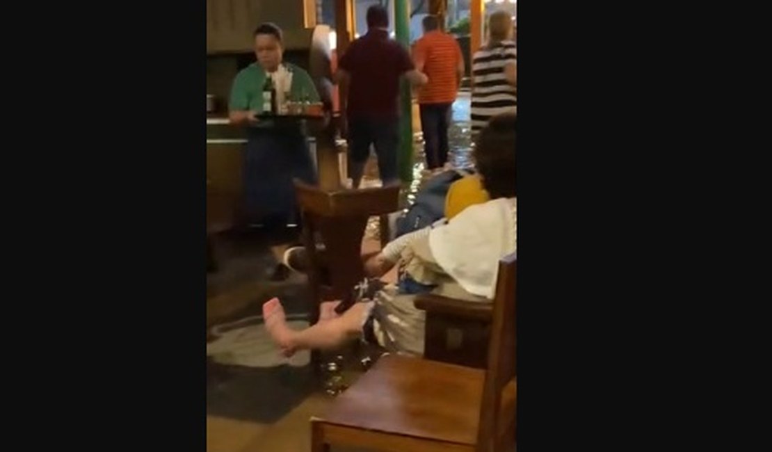 Água da chuva invade restaurante e clientes são atendidos dentro de local alagado; assista