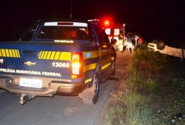 Caminhonete capota e deixa cinco pessoas feridas na BR 101 em São Miguel dos Campos