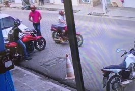 Câmeras de segurança flagram dupla roubando celular em Arapiraca