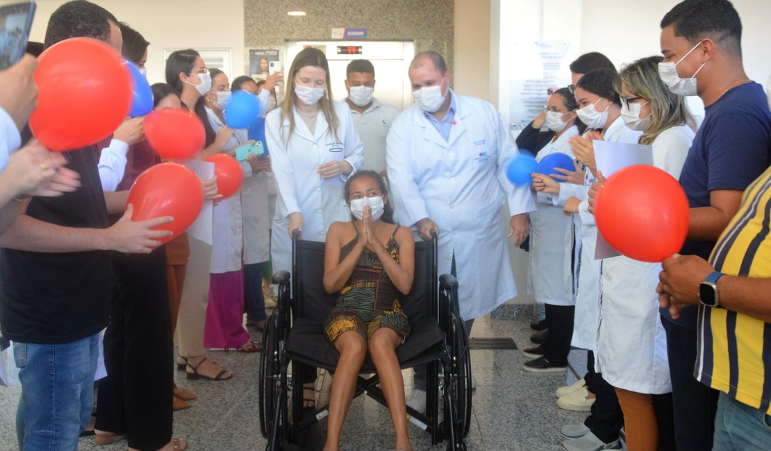 Primeira mulher transplantada de rim no Hospital do Coração Alagoano recebe alta médica