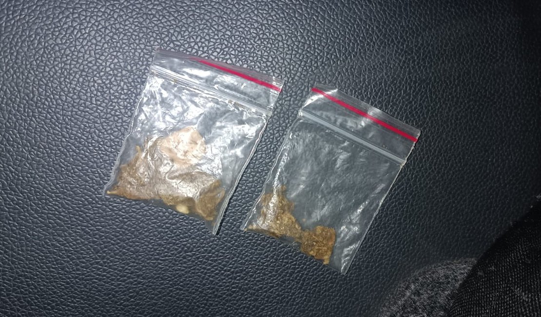 Jovem é flagrado com maconha durante patrulhamento no Centro de Arapiraca