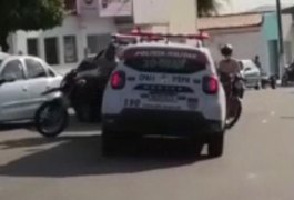Vídeo. Capturado homem que colidiu com viatura e empinou moto para zombar da PM, em Piranhas