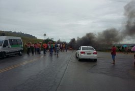Moradores bloqueiam BR-104 para cobrar energia elétrica em Murici, AL