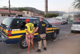 PRF captura foragidos da Justiça de São Paulo e apreende uma arma de fogo