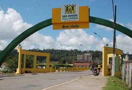 Caminhão tomba em São Miguel dos Campos e deixa motorista morto