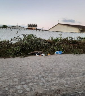Moradora do bairro Itapoã faz denúncia sobre o acúmulo de lixo e mato em rua