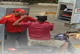 Filho usa moto da mãe para assaltar posto de combustíveis, leva surra dela e acaba na delegacia