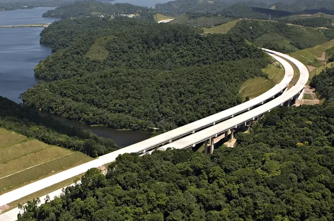 Caminhão interdita Rodoanel em São Paulo e PM é acionada